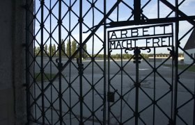 Полиция нашла в Норвегии украденные ворота концлагеря Дахау