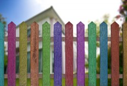 В разные цвета можно раскрасить и традиционный забор